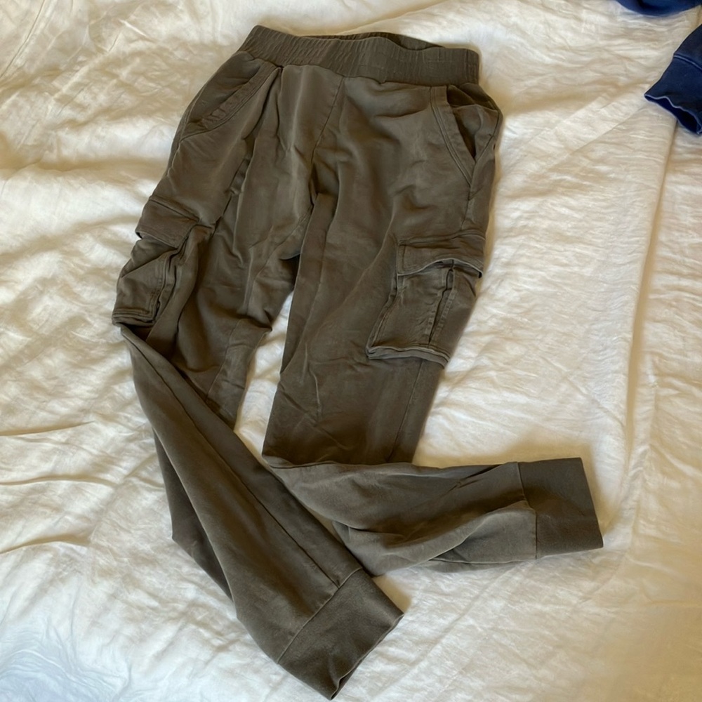 Alo unwind cargo sweatpants
